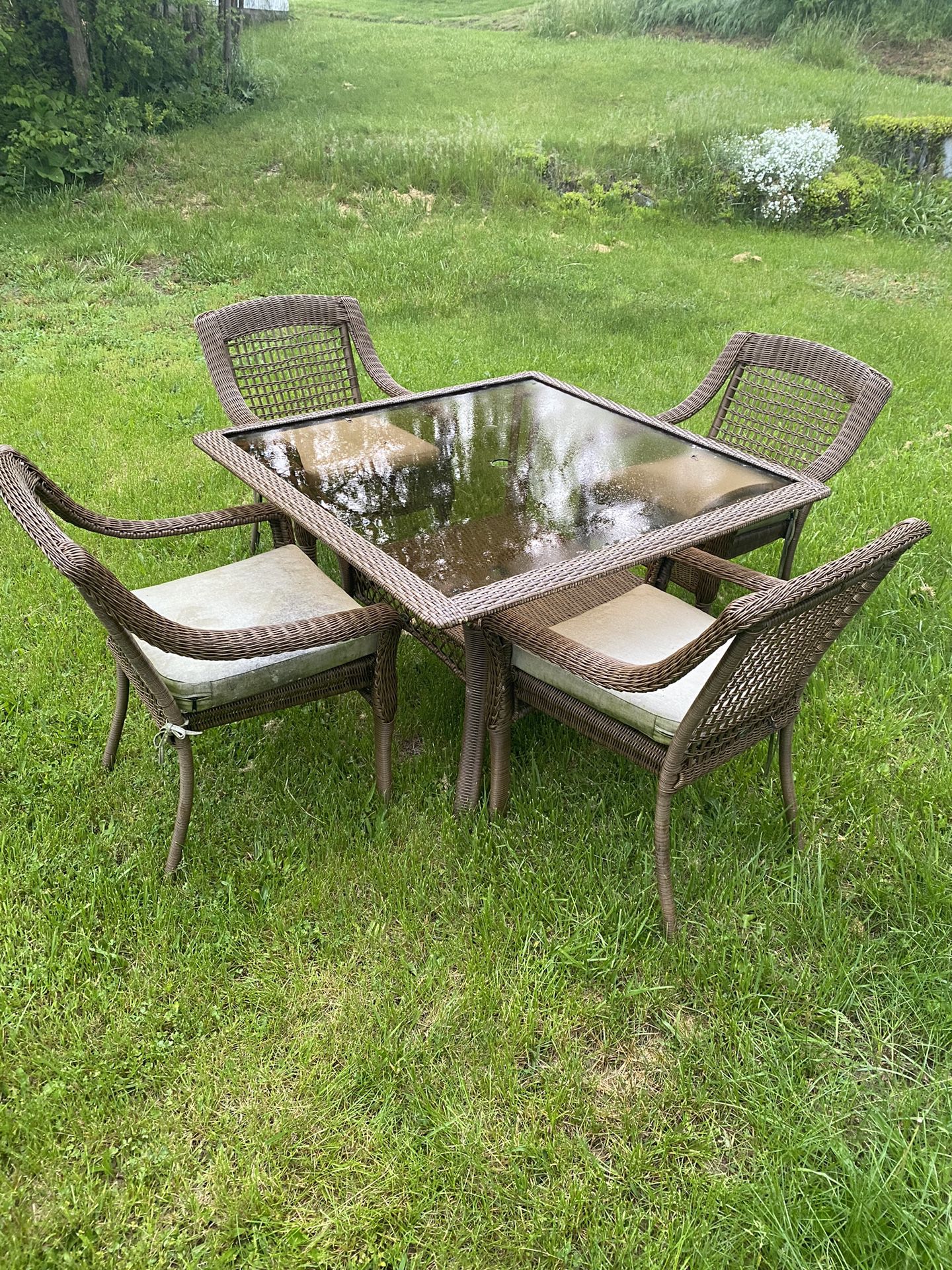 Wicker Patio Furniture Table And Chairs 