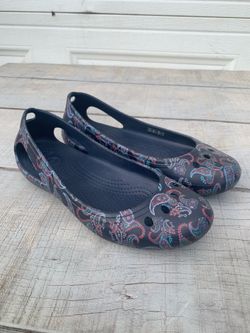 Crocs Women's Kadee Florals Flats Paisley Floral Navy Size 9 Casual Comfy Summer