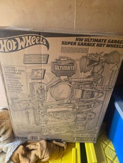 HOT WHEELS CITY ULTIMATE GARAGE PLAYSET W/2 CARS. 50+ CAR STORAGE.