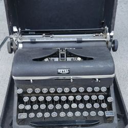 30's Vintage Royal Quite Delux Portable Typewriter 