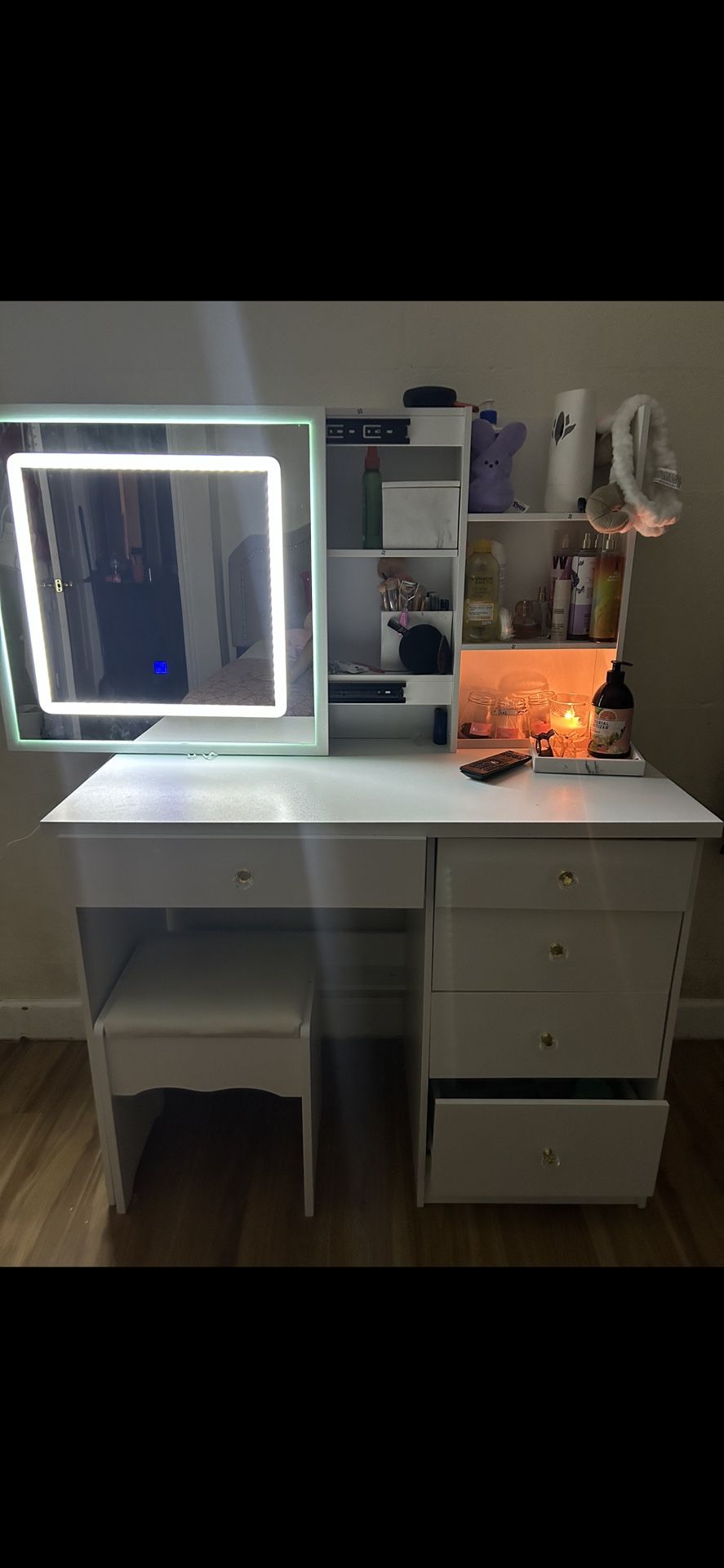 Vanity With 3 Different Light Modes And Bluetooth 