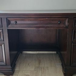 Executive Desk - 66.5" L, 30" W, 31" H