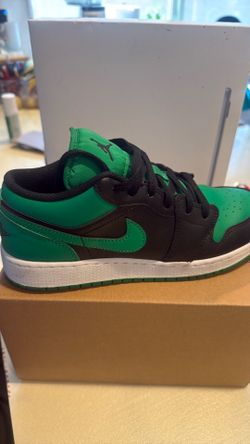 Air Jordan 1 Low GS "Lucky Green" Size 6.5Y (With Original Box) 553560-065
