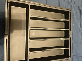 Expandable silverware drawer
