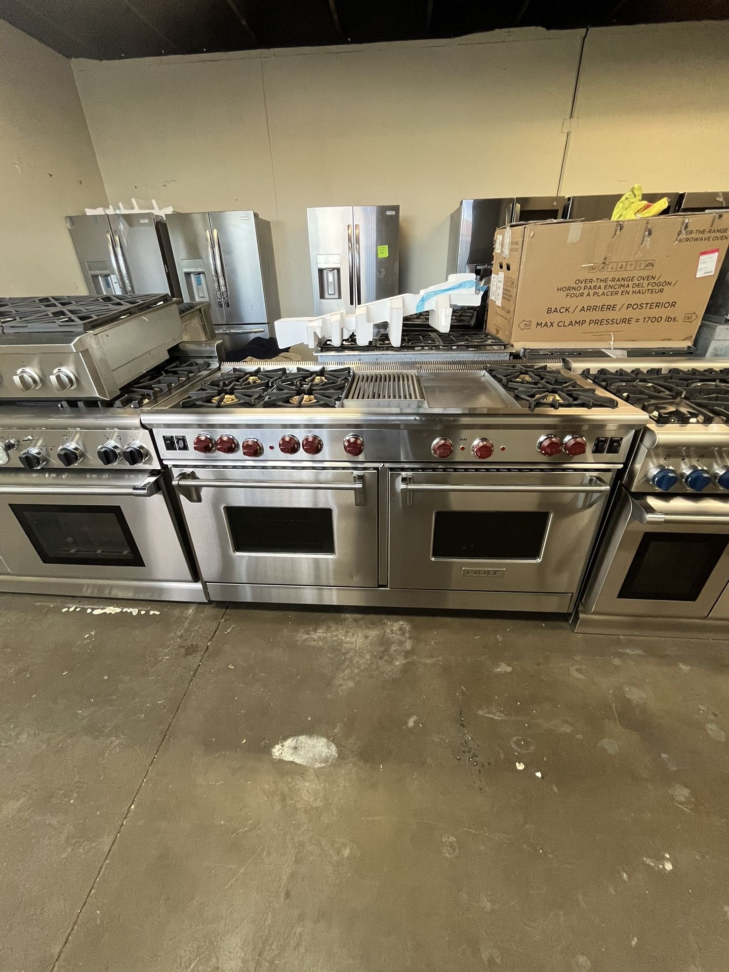 60โ WOLF STAINLESS STEEL RANGE WITH 6 BURNERS / GRILL AND GRIDDLE