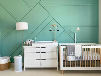 Cubo SI smart baby monitor with crib stand
