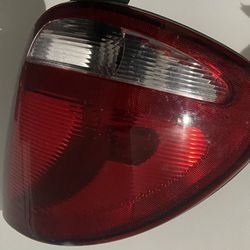 Chrysler Town & Country Taillight Passenger Side  2004-07