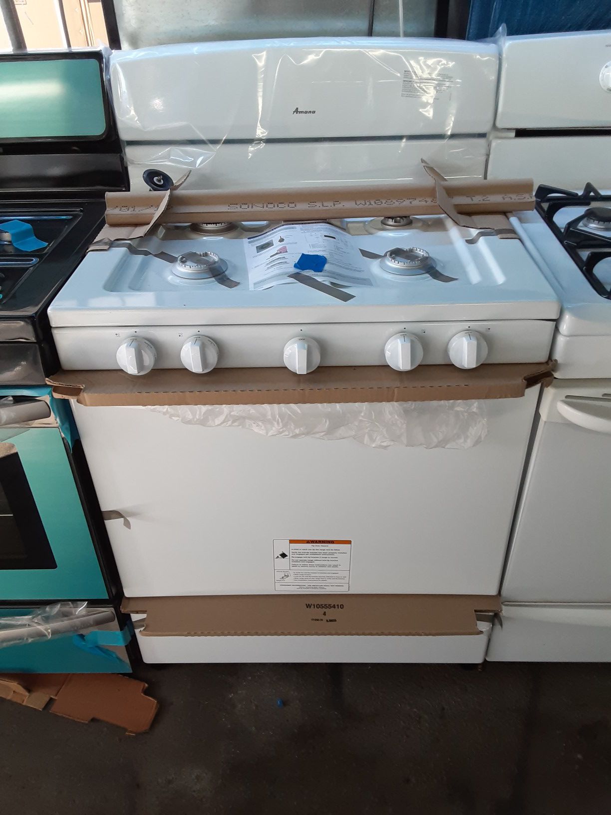 $299 Amana made by Whirlpool White gas stove brand new includes delivering the San Fernando Valley of warranty and installation