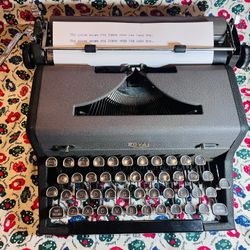 Royal Quiet De Lux Typewriter In Great Condition