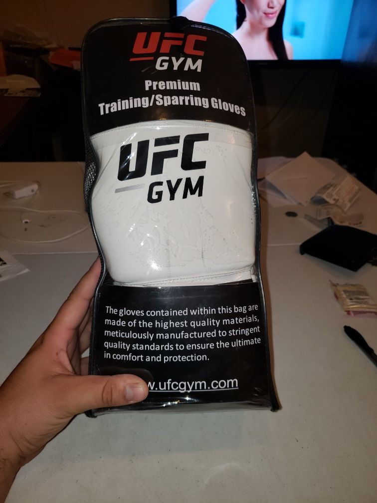 UFC premium training soaring gloves