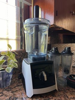 Vitamix Ascent A2300 Blender with adapter and travel cups