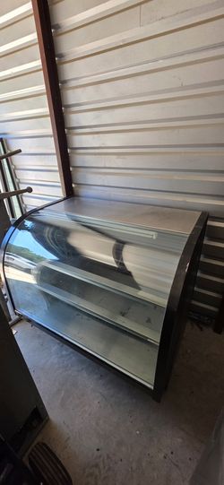 Delfield Curved Glass Display Case – Must Go