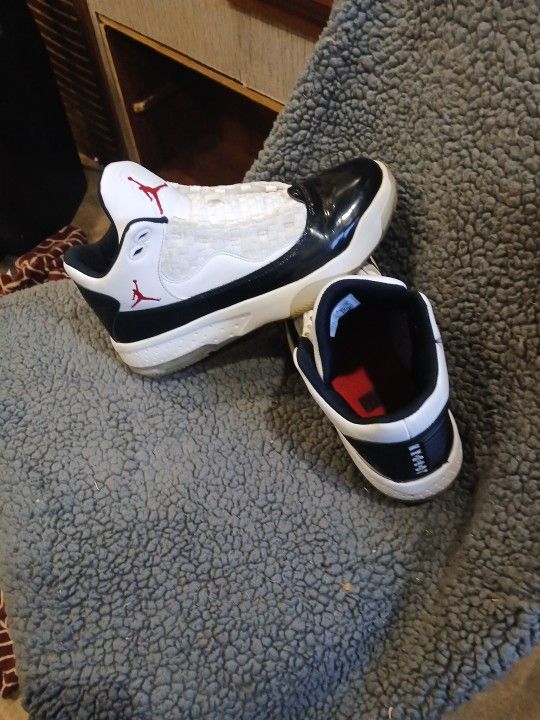 Jordan Max Aura2 Size 8