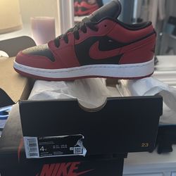Air Jordan one low size 4