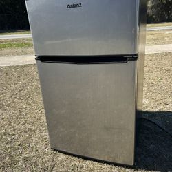 Small refrigerator The refrigerator works very well