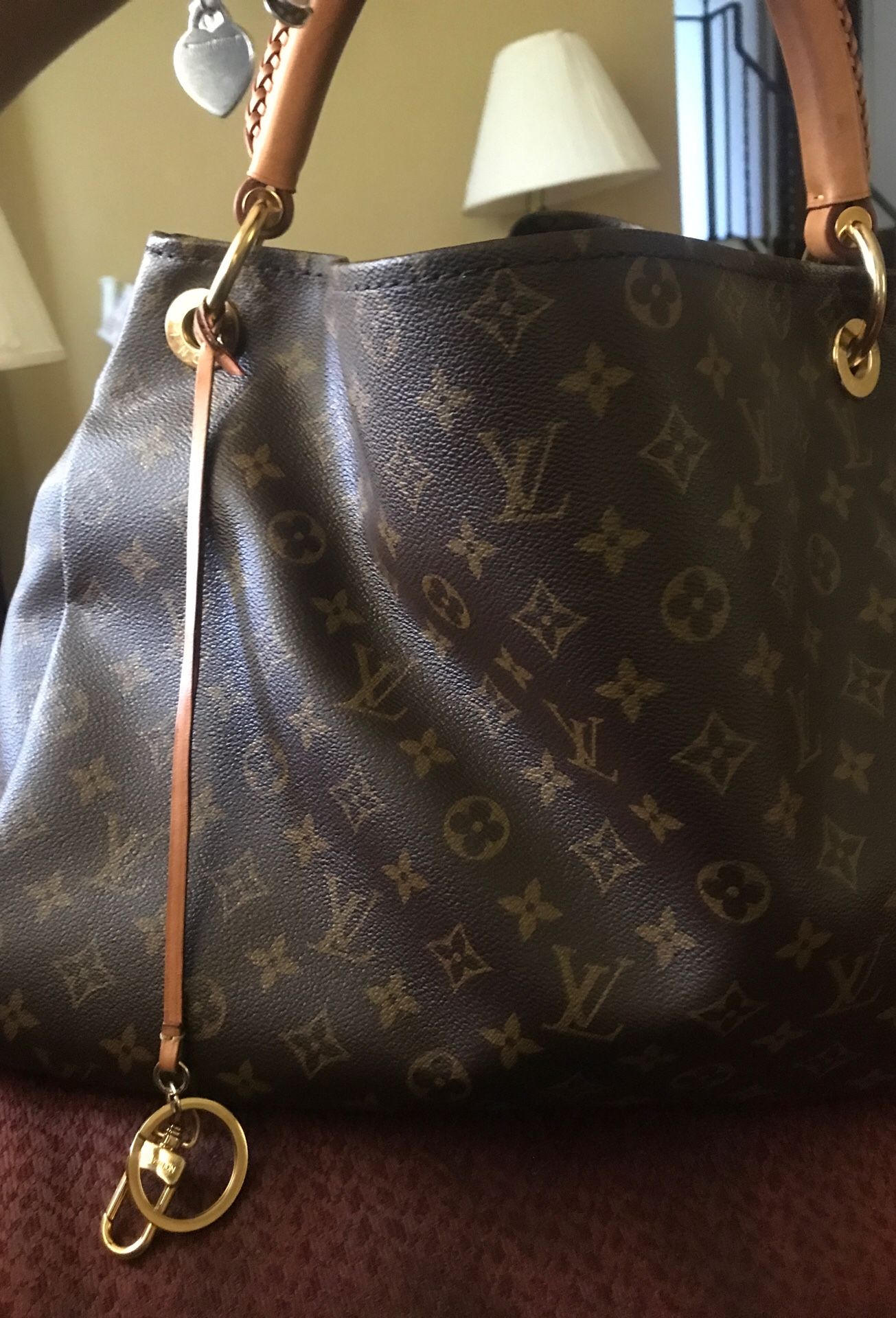 Authentic Louis Vuitton Artsy MM Bag. Bought at LV Store Ross Pa. 9/2017