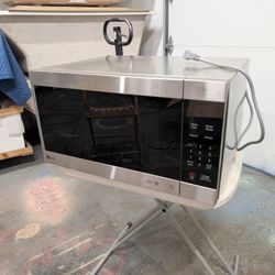 LG Neochef 2.0 Cu Ft Countertop Microwave 