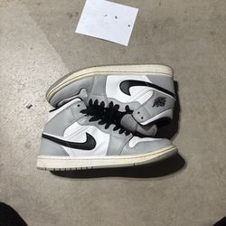 Nike Air Jordan 1 Mid  "Light Smoke Grey"