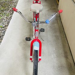 24 inch girls cruiser bike The frame is brand new and in good condition. But the tires are underinflated. Comes with a tire repair kit and bike pump.