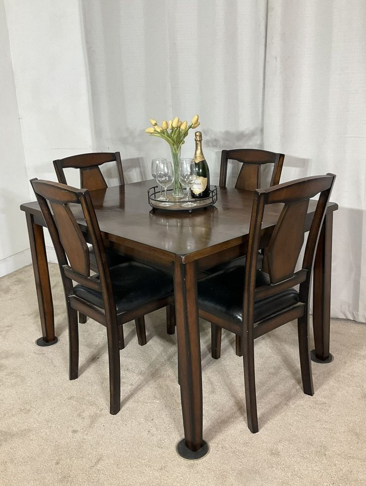 Compact Dining Table & 4 Chairs / Comedor De Mesa Compacto Y 4 Sillas