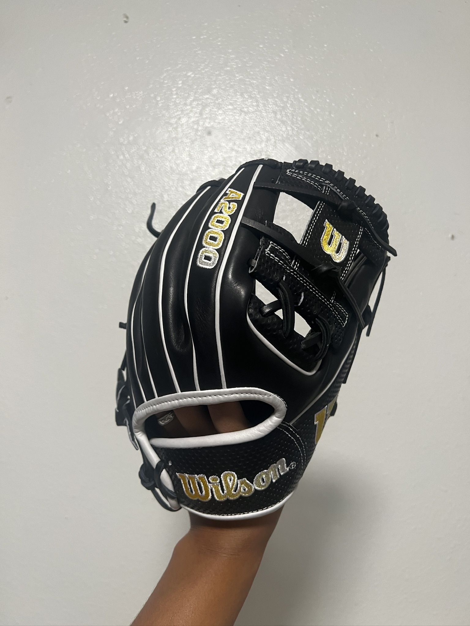 Wilson 2023 A2000 SC1786 11.5” INFIELD BASEBALL GLOVE