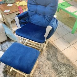 Like New Heritage Glider With Ottoman 