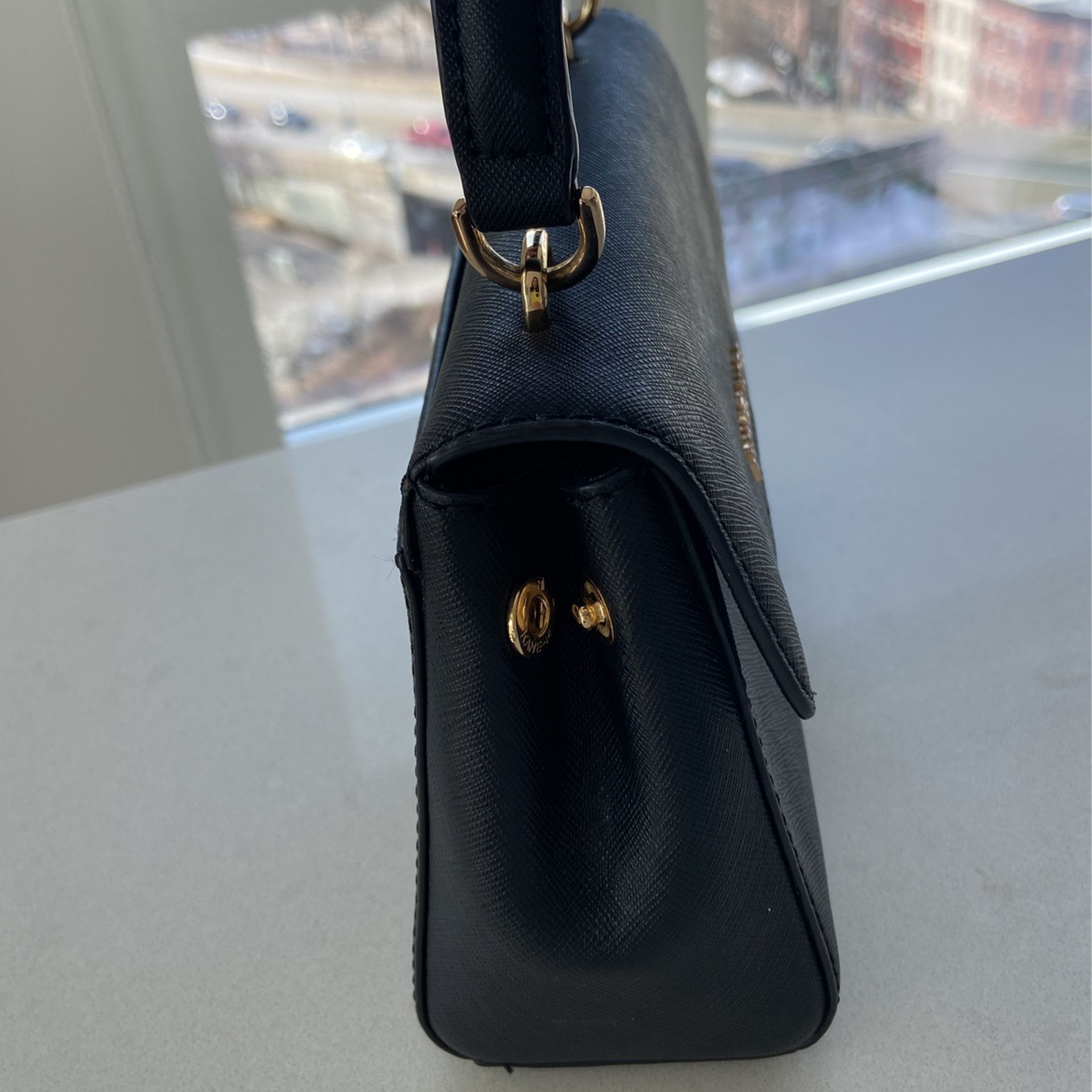 Michael Kors Selma Mini Messenger Bag for Sale in Queens, NY - OfferUp