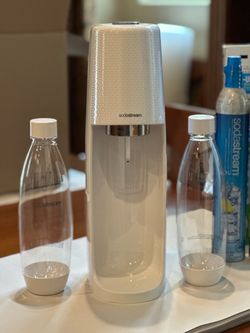***DEAL OF THE DAY!*** SodaStream W/4 FULL CO2 Canisters!
