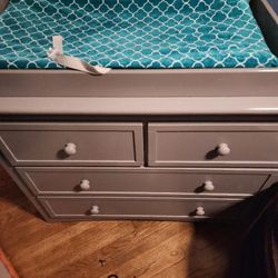 4 Drawer Delta Children's Dresser & Changing Table