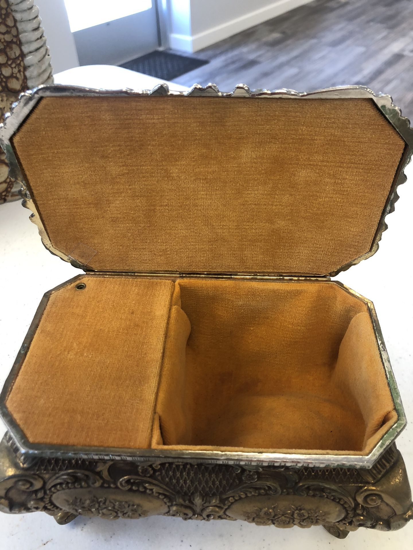 Music Jewlery Box Vintage Lovely Piece Of The Past 
