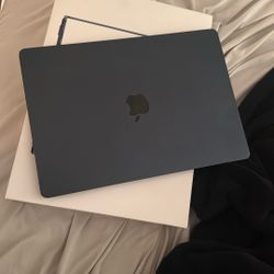 Apple MacBook Air 2022 M2 Chip 15 Inch 256gb Flash Hard Drive 8ram Sat Blue Color 48 Cycle Count Super Low 