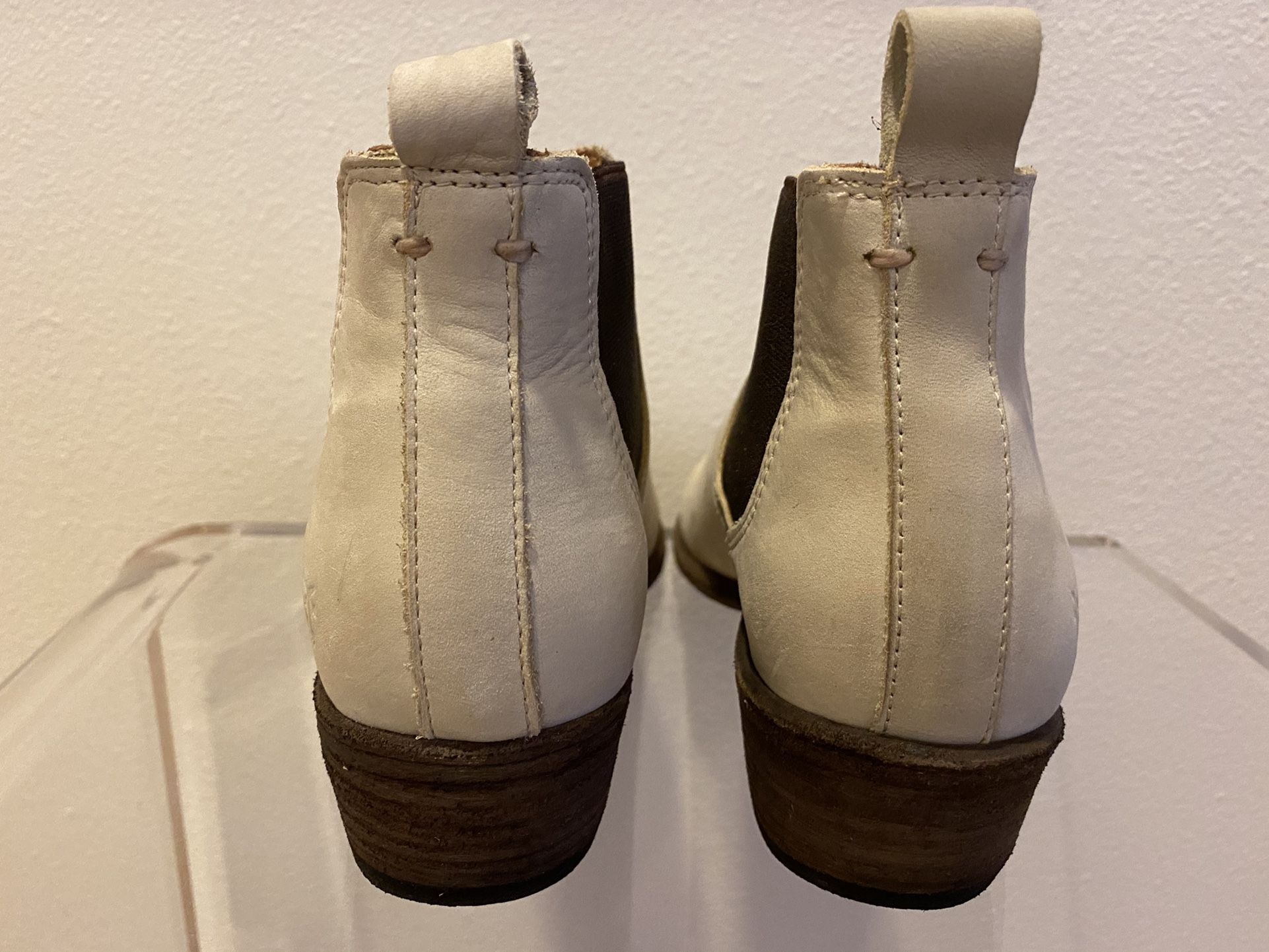 FRYE CARSON LEATHER CHELSEA BOOTS 8