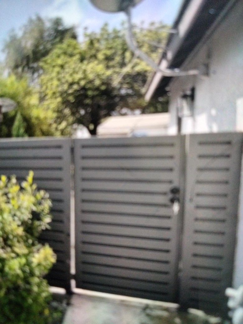 Side Gate
