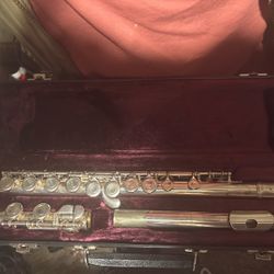 Armstrong Flute Barely Used Great Condition 