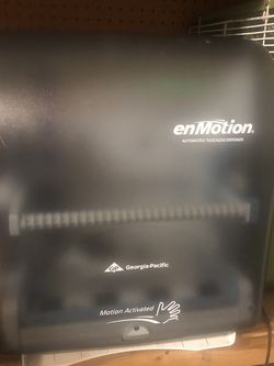 En motion Paper Towel Dispenser