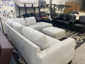 Like new condition living spaces sectional couch / free delivery