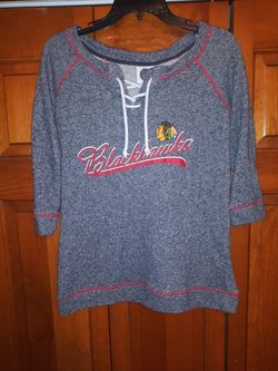 LADIES SMALL CHICAGO BLACKHAWKS SWEATSHIRT