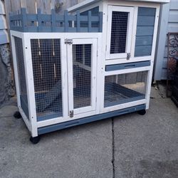 Excellent Condition Rabbit Hutch With Slide Out Tray's And Wheels 