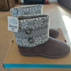 NEW.....Boots Size 4