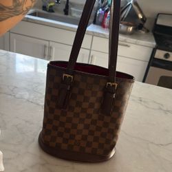 Louis Vuitton Pursue 