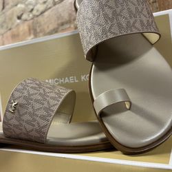 Micheal Kors 7m, Beige, Brand New