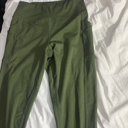 Green active wear leggings with pockets 
