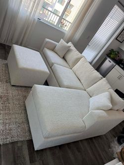 Brand new cream sectionals with free ottoman