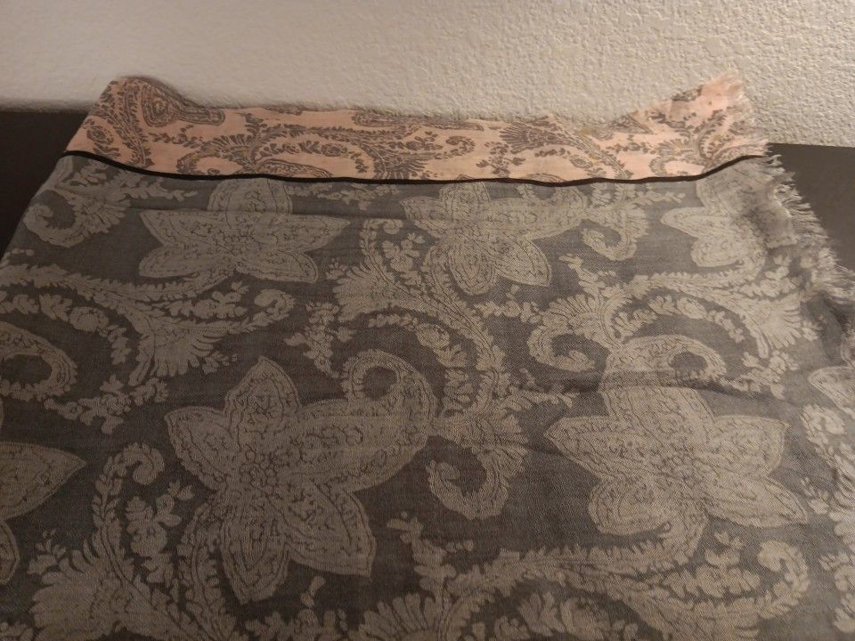 GORGEOUS Genuine 100% Silk 28"x75" JAMAWAR Tassled Pink & Grey Shawl.
Elevate your style with this gorgeous 100% silk shawl.