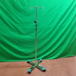 Adjustable iv pole