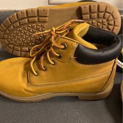 Boys Boots  - SZ 4 (youth) 