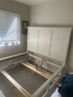 White Wooden Queen Platform Bedframe with 4 Large Drawers  EXCELLENT Condition