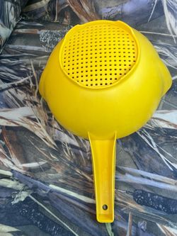 Vintage Tupperware Small 1 Qt Yellow Colander Strainer Double Pour Spout #1200