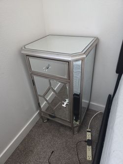 2 mirrored nightstands
