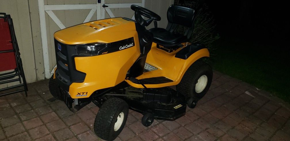 Cub Cadet Riding Mower 50" Cutting Width Like New
